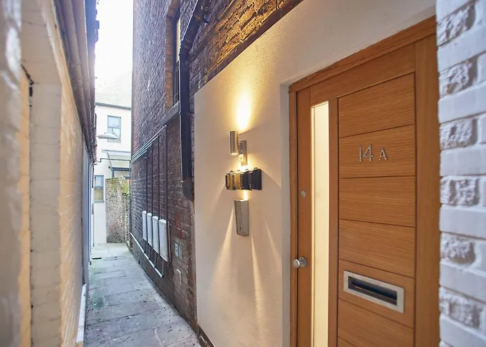 Host & - Two, Hudsons Yard House * ウィットビー